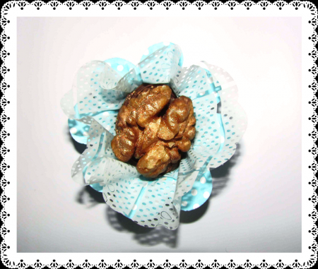 Choconozes douradas - chocolate meio amargo coberto com uma nóz dourada R$ 100